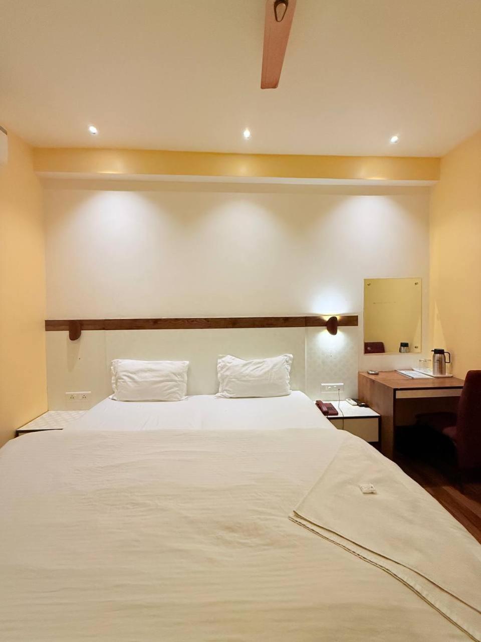 Shivam Hotel Varanasi - Near Kashi Vishwanath Temple With Parking And Lift 외부 사진