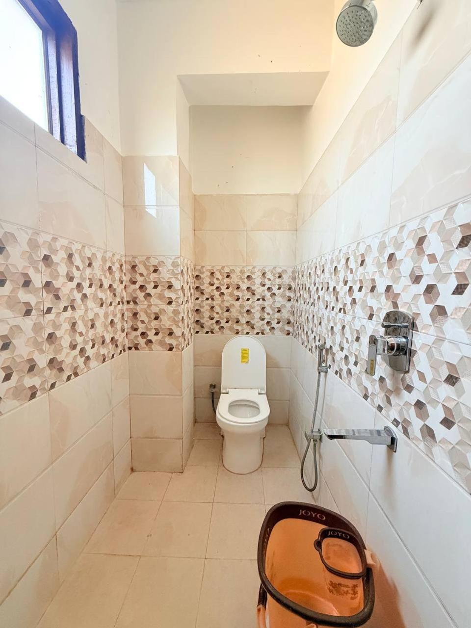 Shivam Hotel Varanasi - Near Kashi Vishwanath Temple With Parking And Lift 외부 사진