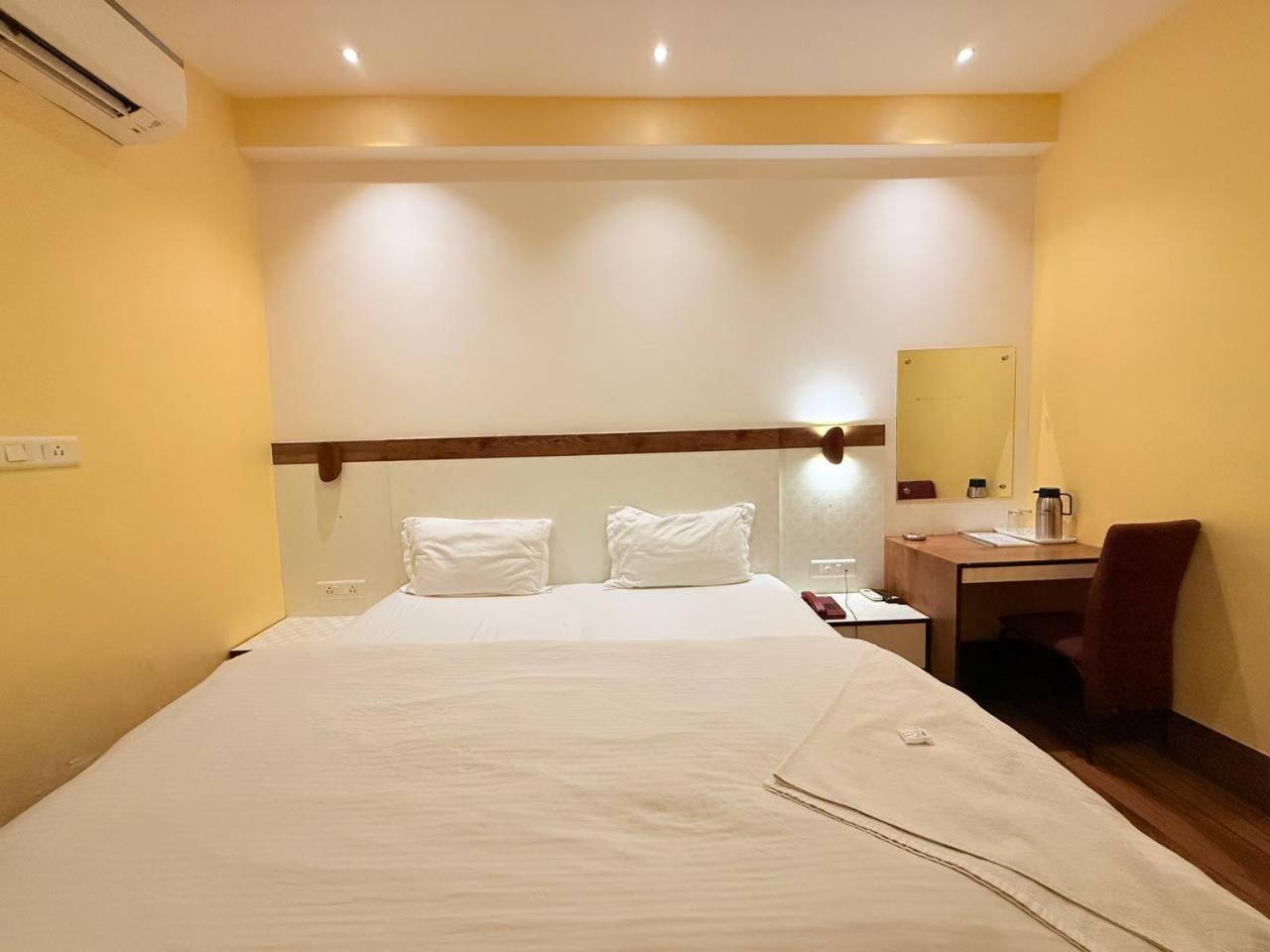 Shivam Hotel Varanasi - Near Kashi Vishwanath Temple With Parking And Lift 외부 사진