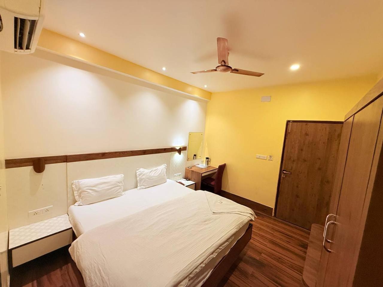 Shivam Hotel Varanasi - Near Kashi Vishwanath Temple With Parking And Lift 외부 사진