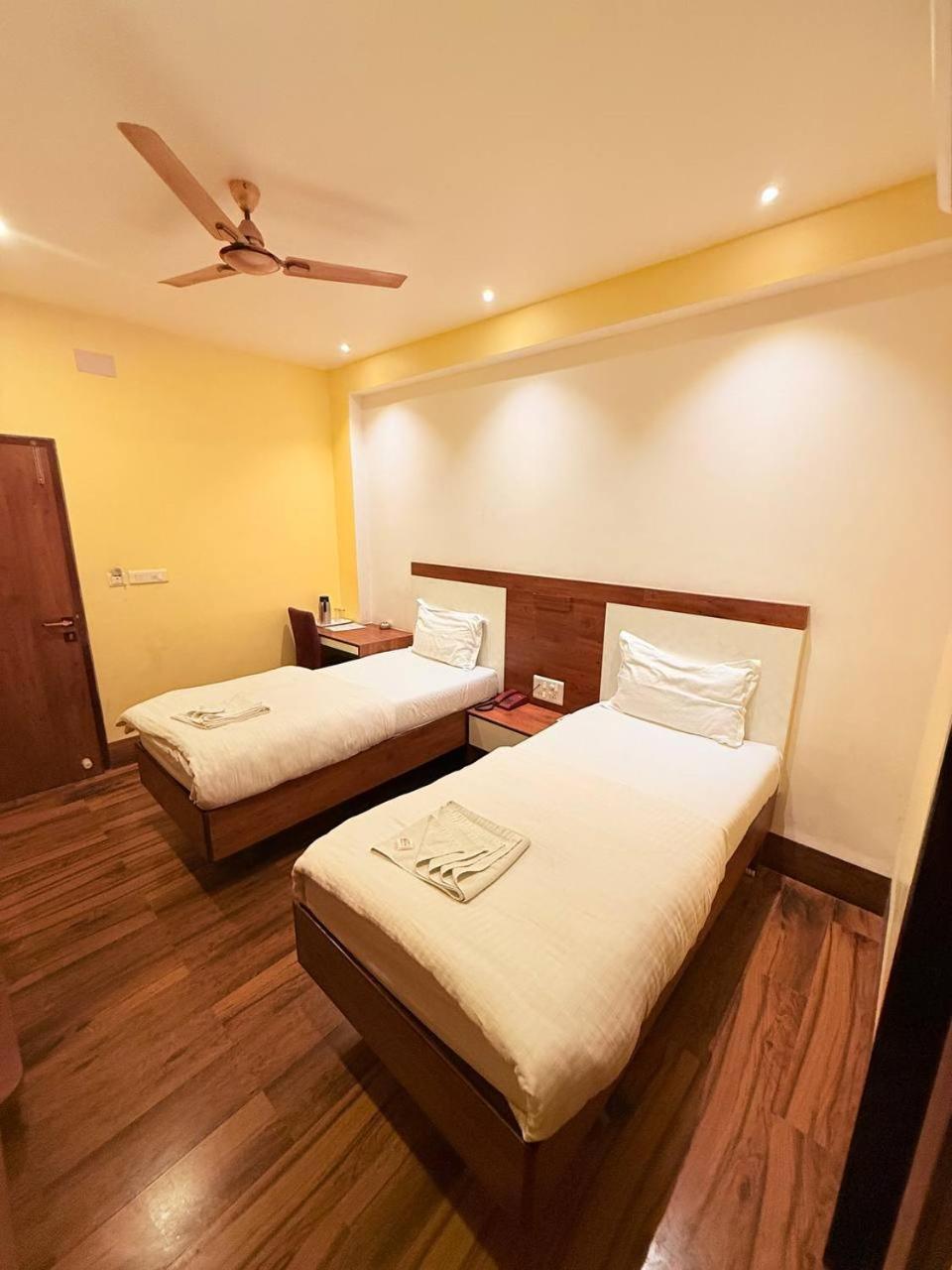 Shivam Hotel Varanasi - Near Kashi Vishwanath Temple With Parking And Lift 외부 사진
