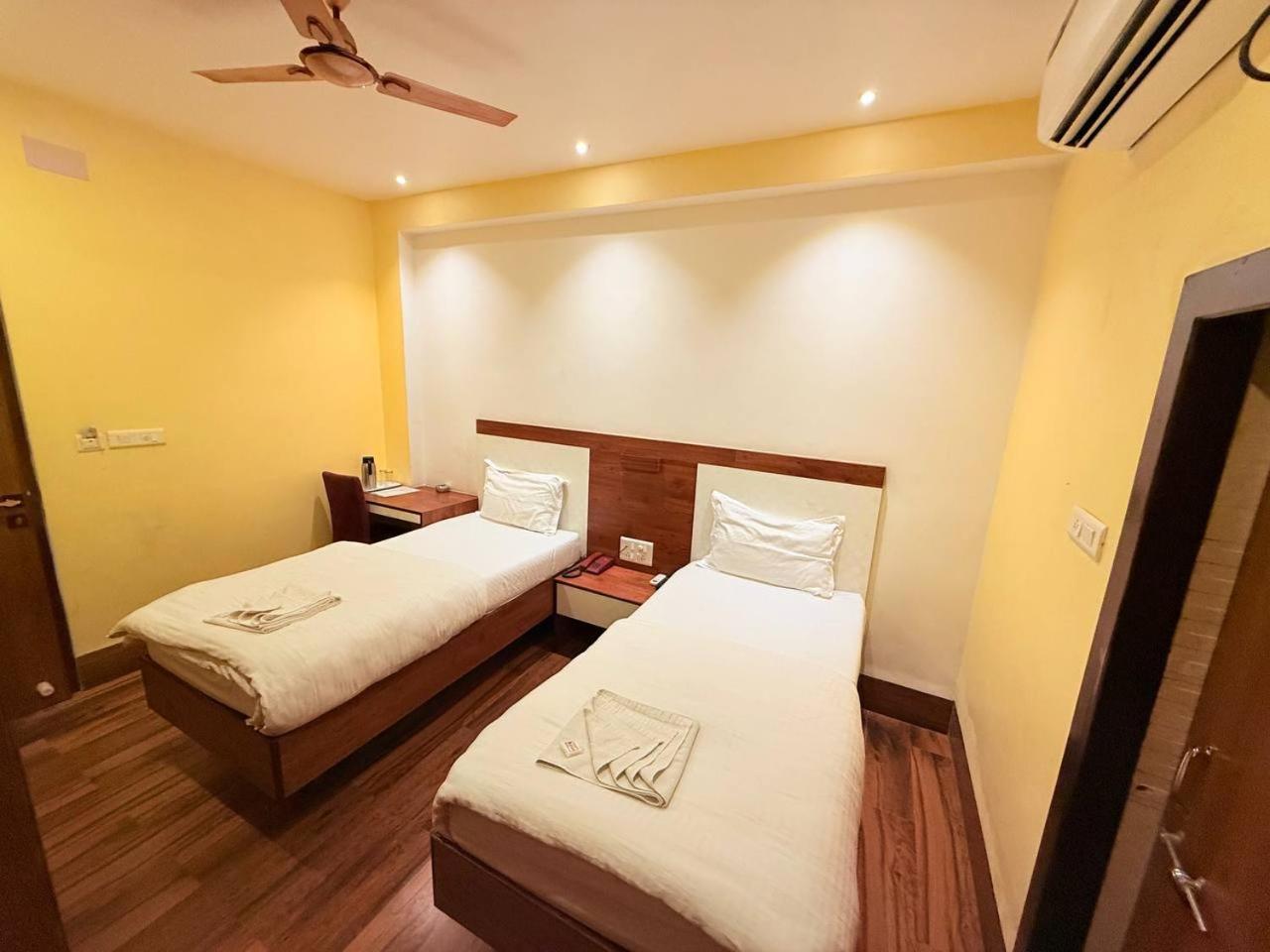 Shivam Hotel Varanasi - Near Kashi Vishwanath Temple With Parking And Lift 외부 사진