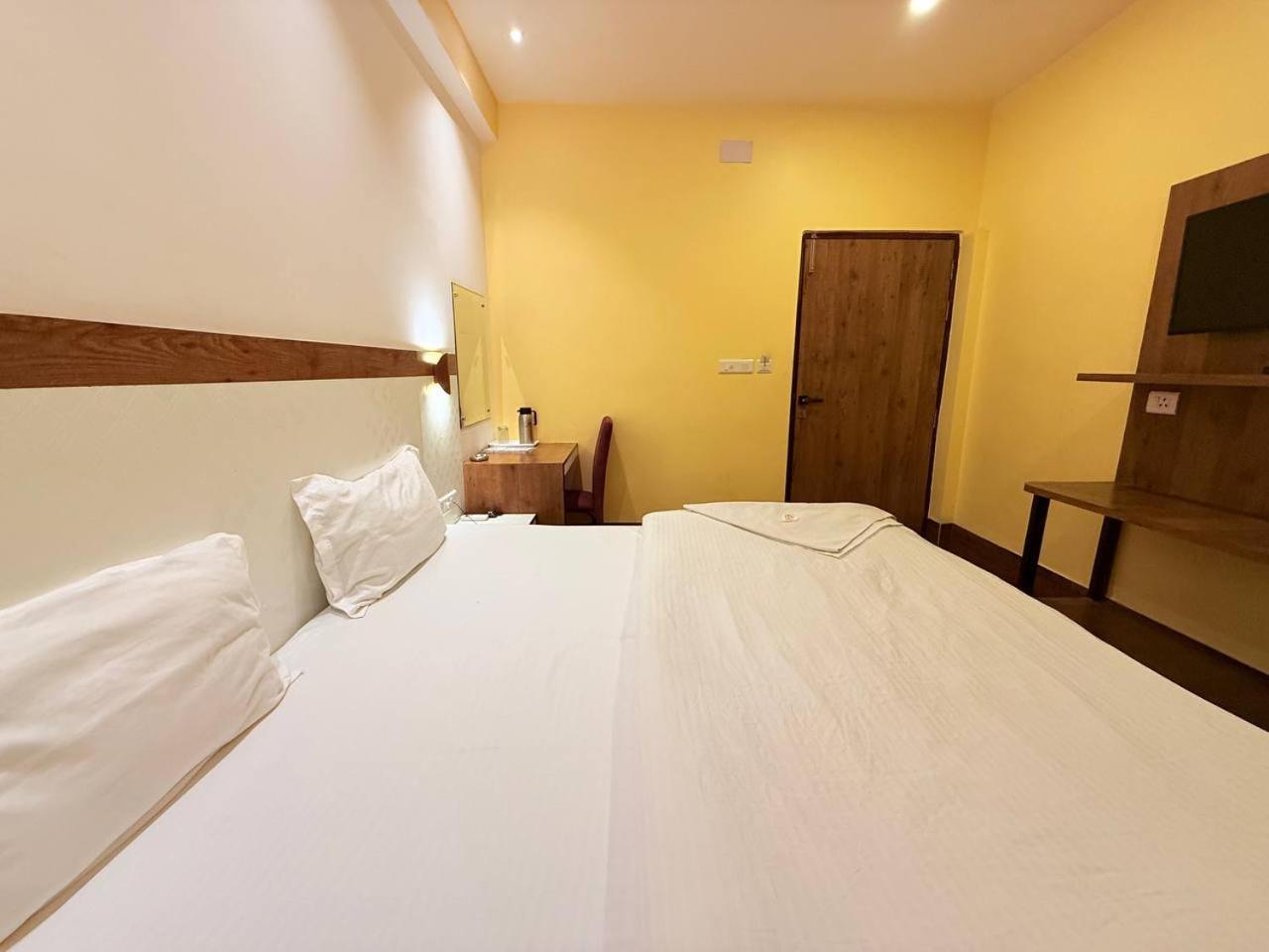 Shivam Hotel Varanasi - Near Kashi Vishwanath Temple With Parking And Lift 외부 사진