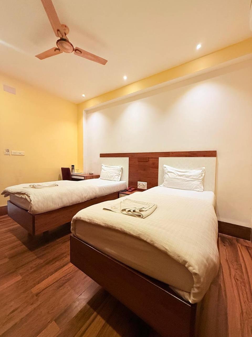 Shivam Hotel Varanasi - Near Kashi Vishwanath Temple With Parking And Lift 외부 사진