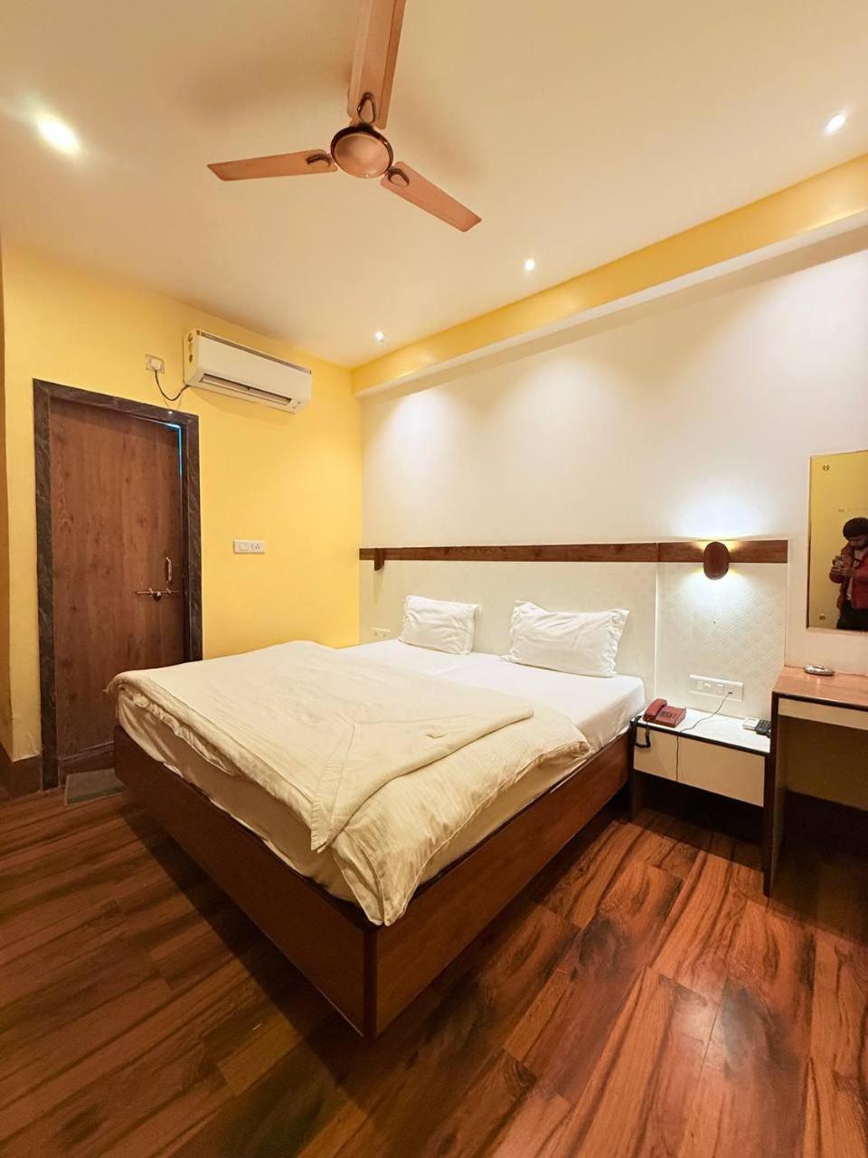 Shivam Hotel Varanasi - Near Kashi Vishwanath Temple With Parking And Lift 외부 사진