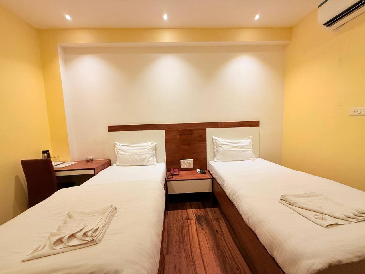 Shivam Hotel Varanasi - Near Kashi Vishwanath Temple With Parking And Lift 외부 사진
