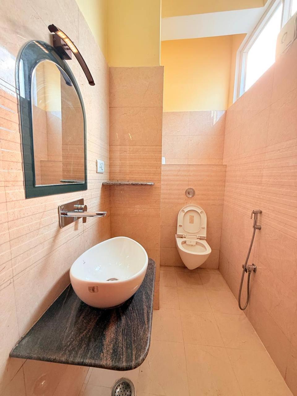 Shivam Hotel Varanasi - Near Kashi Vishwanath Temple With Parking And Lift 외부 사진