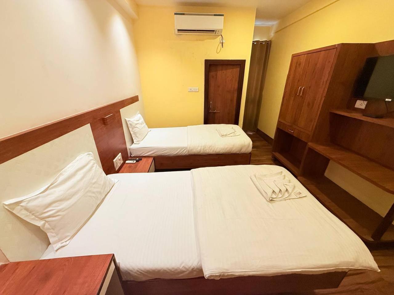 Shivam Hotel Varanasi - Near Kashi Vishwanath Temple With Parking And Lift 외부 사진