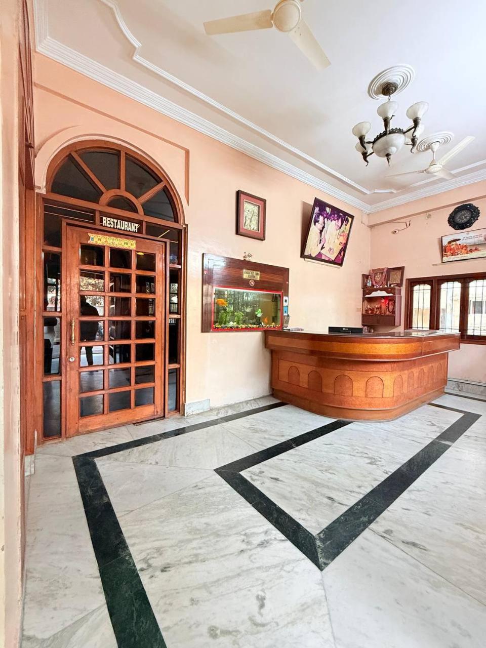 Shivam Hotel Varanasi - Near Kashi Vishwanath Temple With Parking And Lift 외부 사진