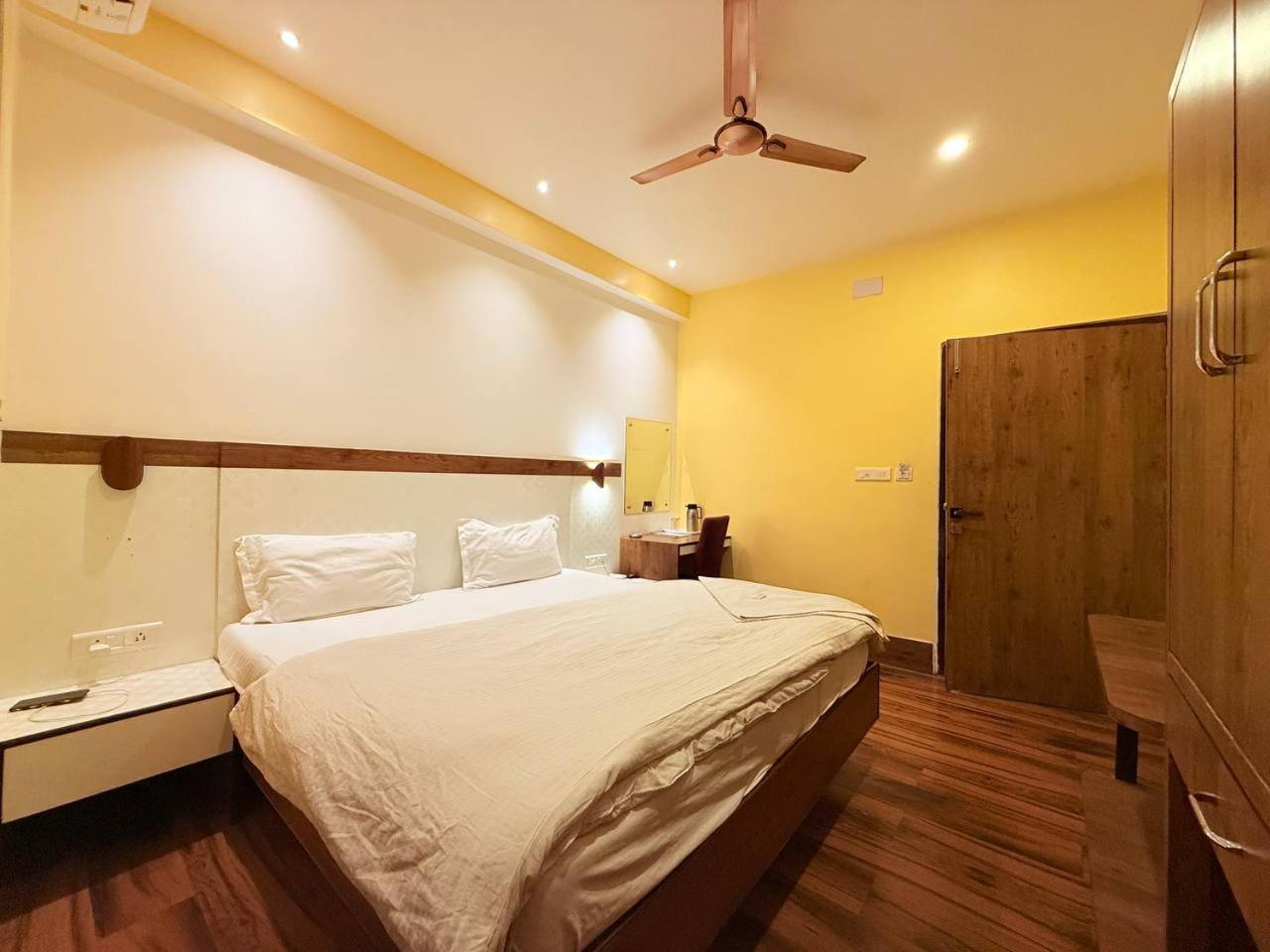 Shivam Hotel Varanasi - Near Kashi Vishwanath Temple With Parking And Lift 외부 사진