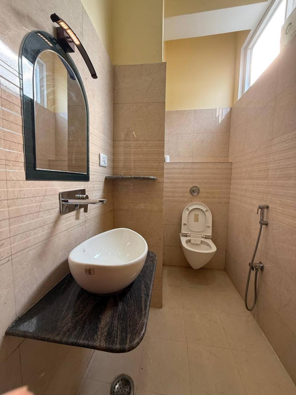 Shivam Hotel Varanasi - Near Kashi Vishwanath Temple With Parking And Lift 외부 사진