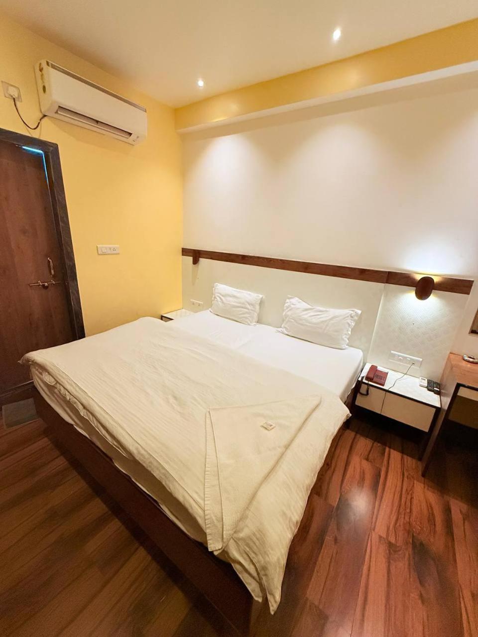 Shivam Hotel Varanasi - Near Kashi Vishwanath Temple With Parking And Lift 외부 사진