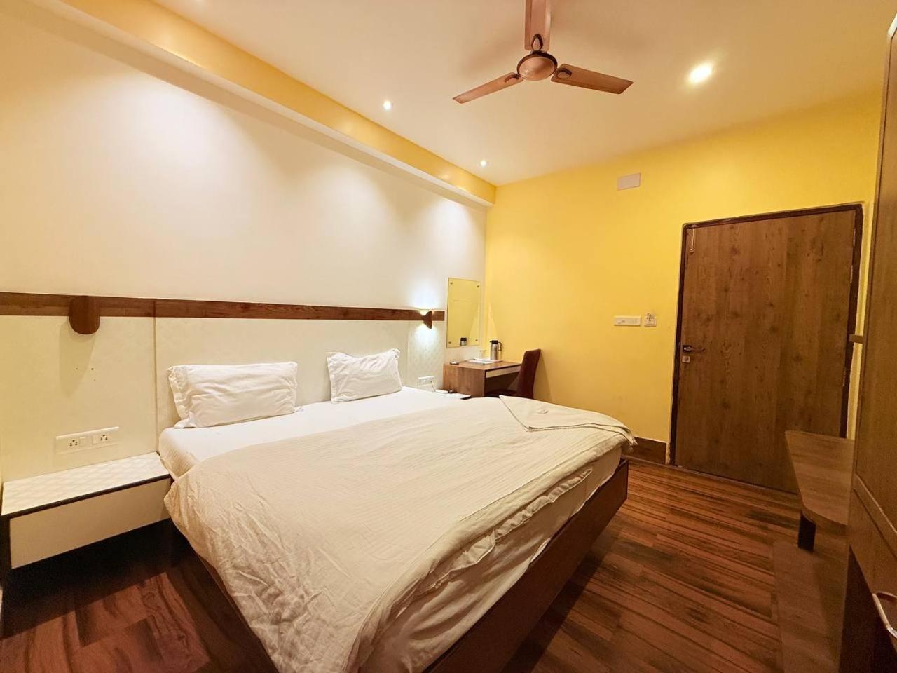 Shivam Hotel Varanasi - Near Kashi Vishwanath Temple With Parking And Lift 외부 사진