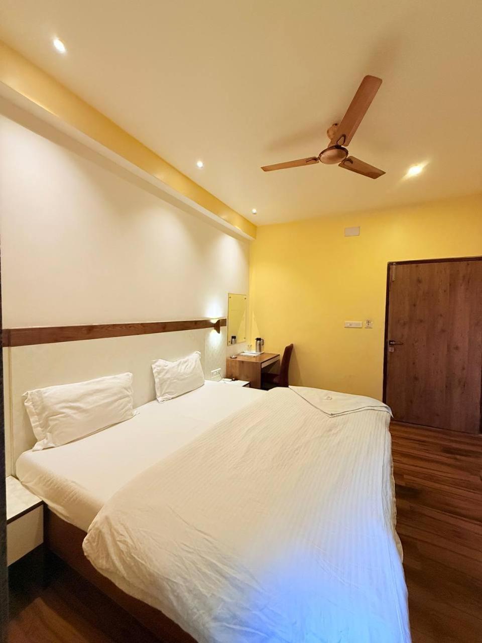 Shivam Hotel Varanasi - Near Kashi Vishwanath Temple With Parking And Lift 외부 사진