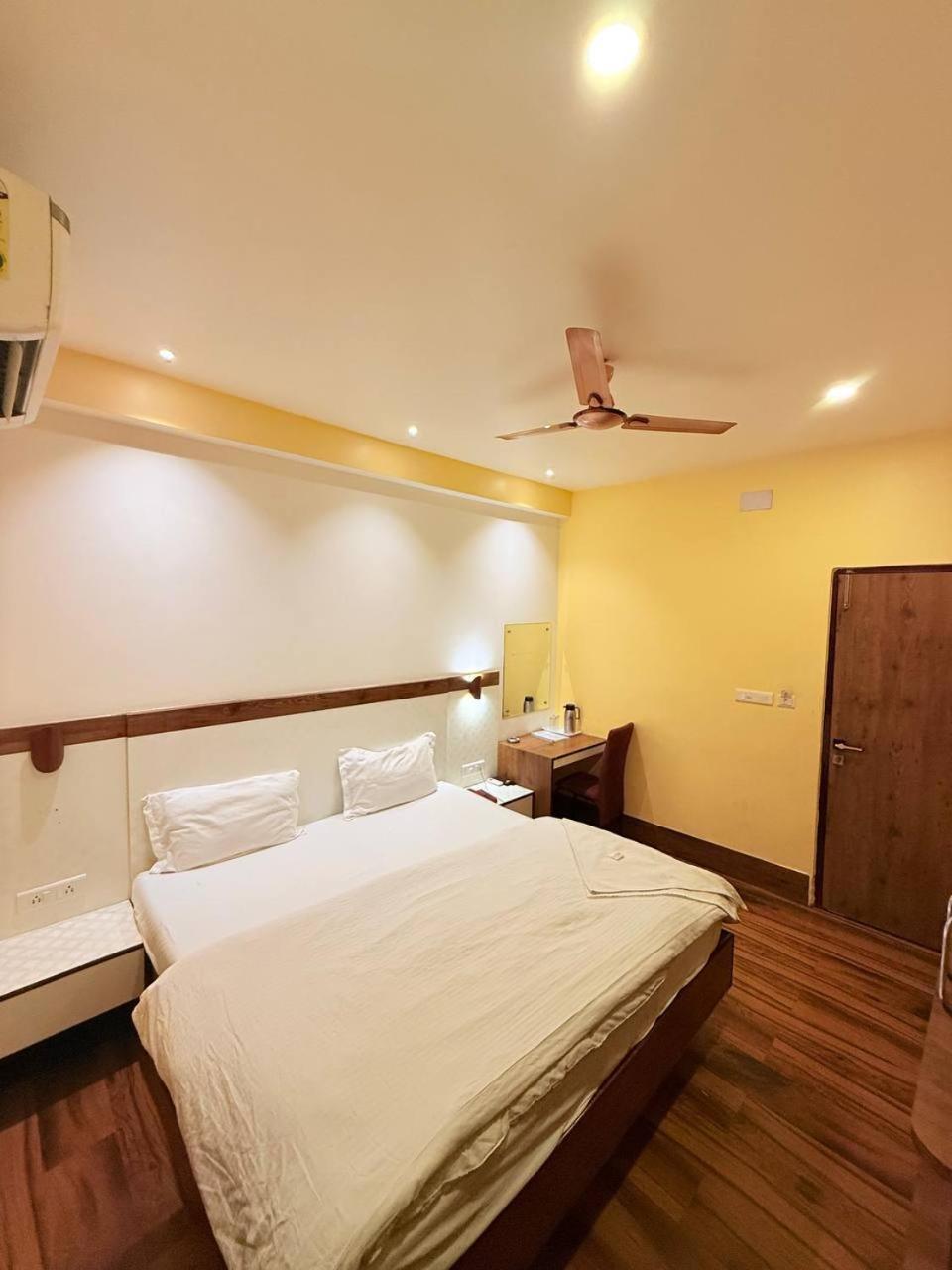 Shivam Hotel Varanasi - Near Kashi Vishwanath Temple With Parking And Lift 외부 사진