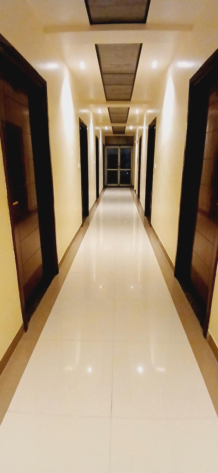 Shivam Hotel Varanasi - Near Kashi Vishwanath Temple With Parking And Lift 외부 사진
