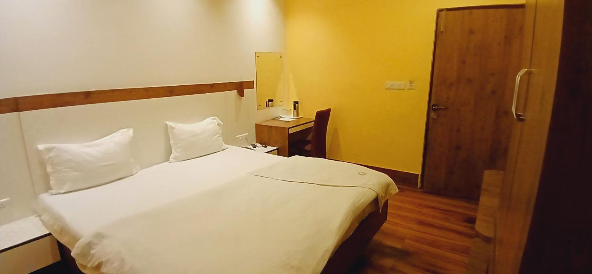 Shivam Hotel Varanasi - Near Kashi Vishwanath Temple With Parking And Lift 외부 사진